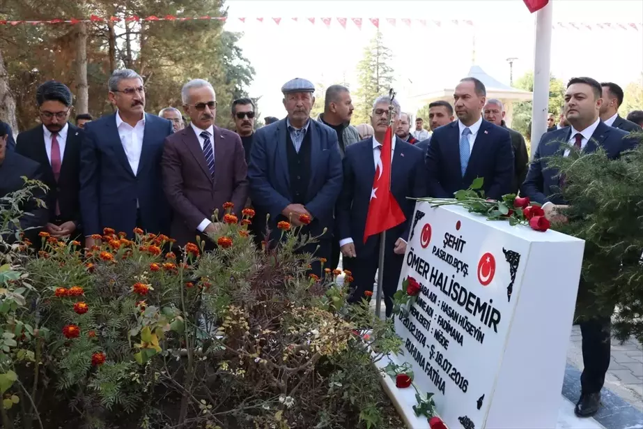 Ulaştırma ve Altyapı Bakanı Uraloğlu, şehit Ömer Halisdemir'in kabrini ziyaret etti