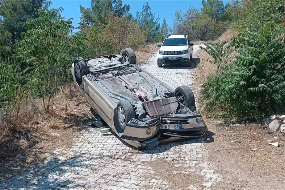 Çorum'da otomobil elektrik direğine çarptı: 2 yaralı