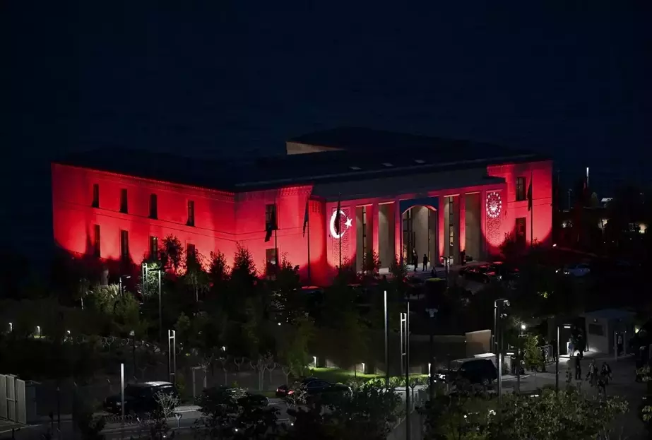 Ahlat Cumhurbaşkanlığı Külliyesi Türk Bayrağı ve Cumhurbaşkanlığı forsuyla ışıklandırıldı