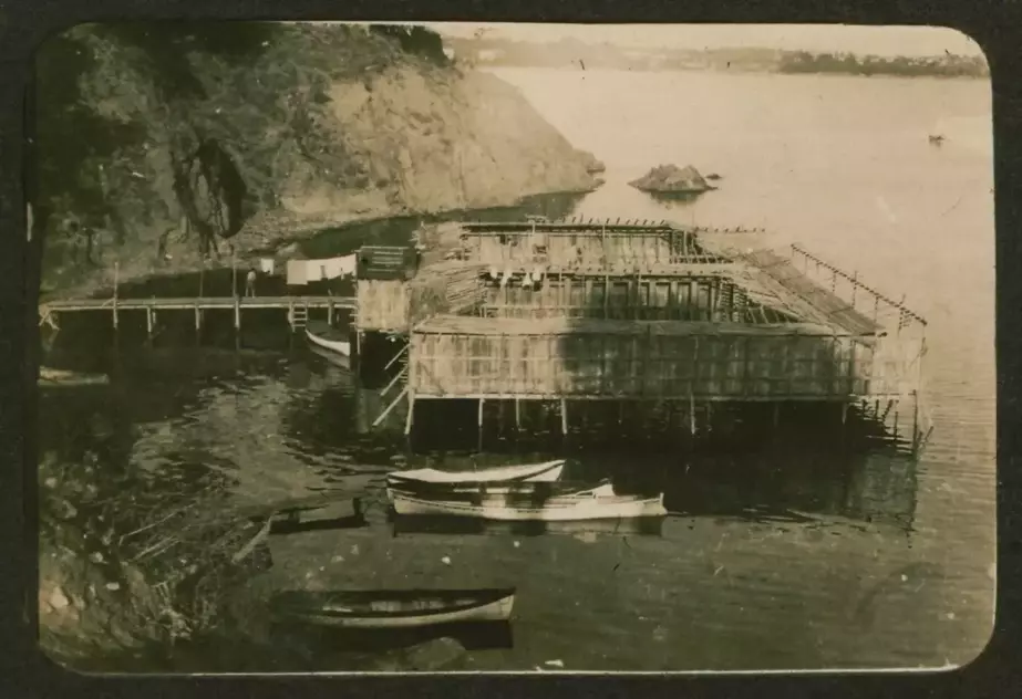 İstanbul Boğazı'ndaki Tarihi Deniz Hamamı Bakımsızlığıyla Dikkat Çekiyor