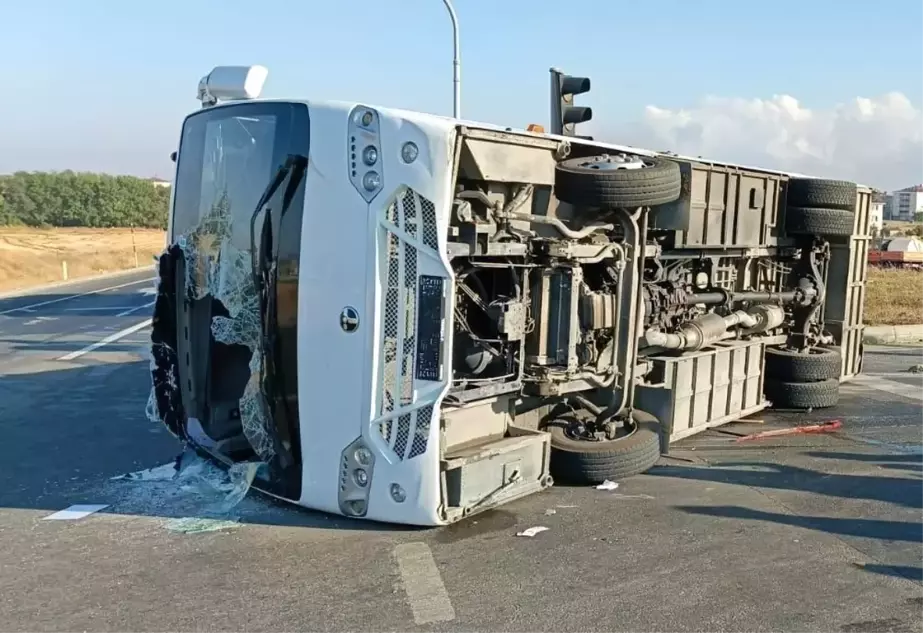 Tekirdağ'da servis midibüsü ile hafif ticari araç çarpıştı: 11 yaralı