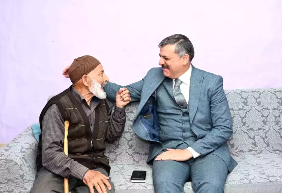 Erzurum Valisi Mustafa Çiftçi, 93 yaşındaki Latif Ural'ı evinde ziyaret etti