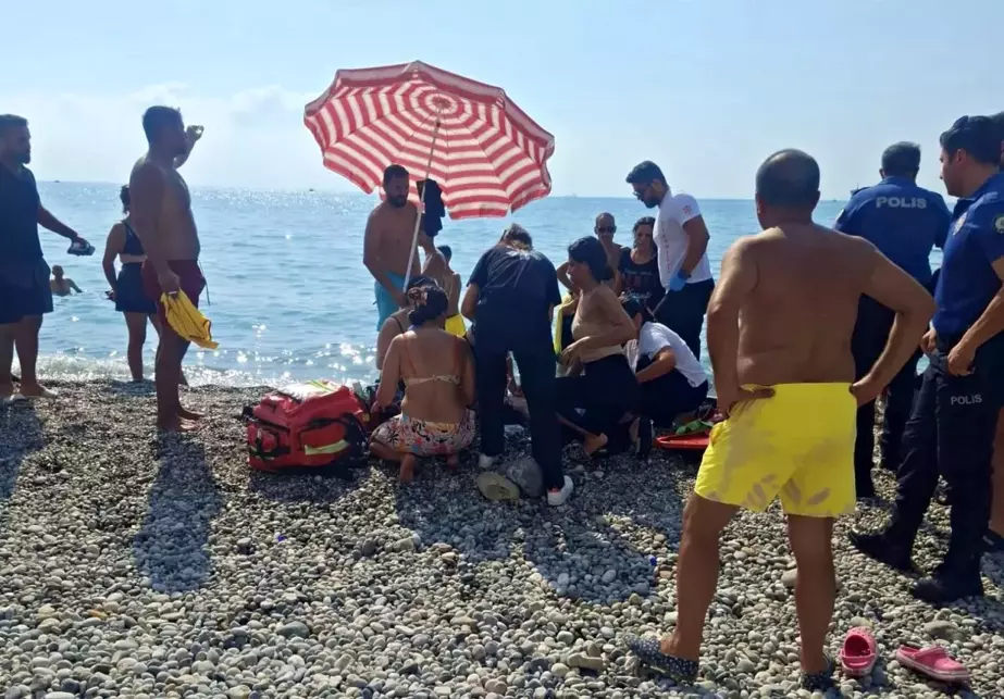 Antalya'da Genç Boğulma Tehlikesi Geçirdi