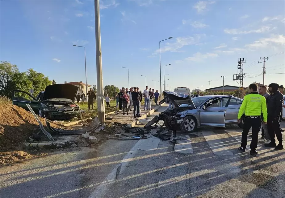 Konya Kulu'da Otomobil Çarpışması: 4 Yaralı