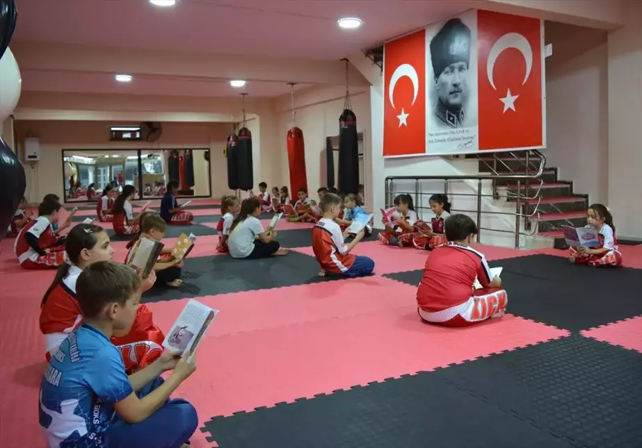 Çocuklar Kick Boks Öncesi Kitap Okuyor