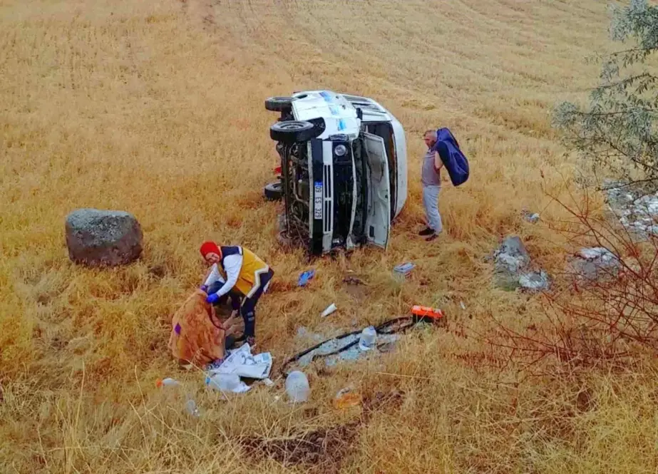 Çorum'un Osmancık ilçesinde minibüs devrildi, 2 kişi yaralandı