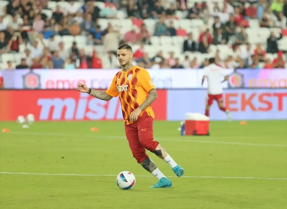 Galatasaray, Antalyaspor'u 3-0 Geçti