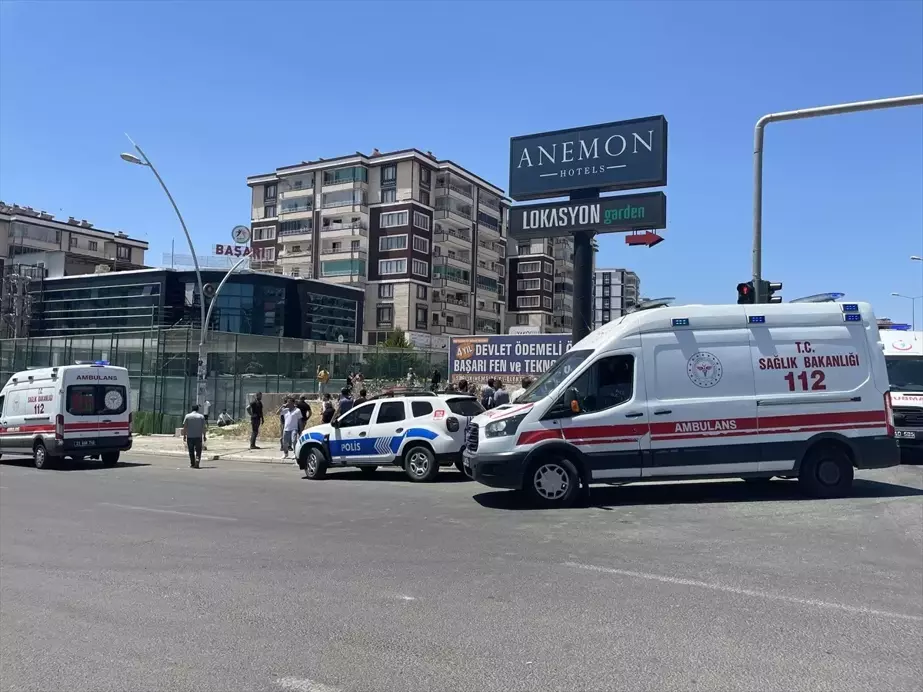 Diyarbakır'da trafikte yol verme nedeniyle çıkan kavgada 4 kişi yaralandı