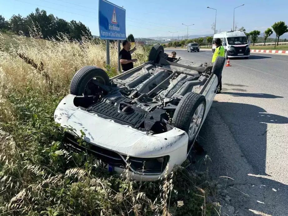 Bilecik'te Otomobil Takla Attı, 3 Kişi Yara Almadan Kurtuldu