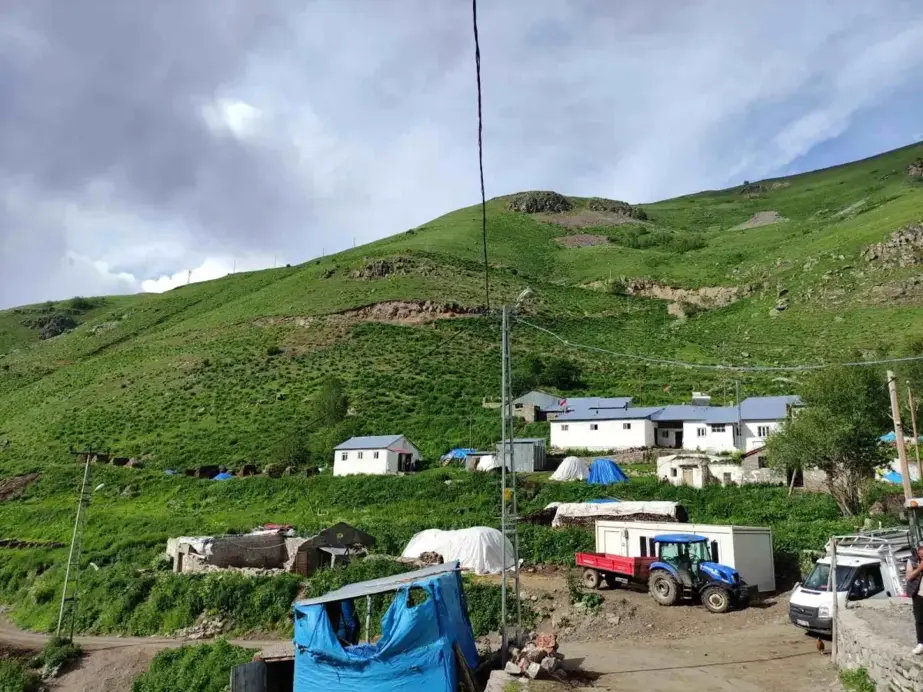 Ardahan'da Çığ Felaketinin Ardından Hayvanları Telef Olan Besiciye Yardım Çağrısı