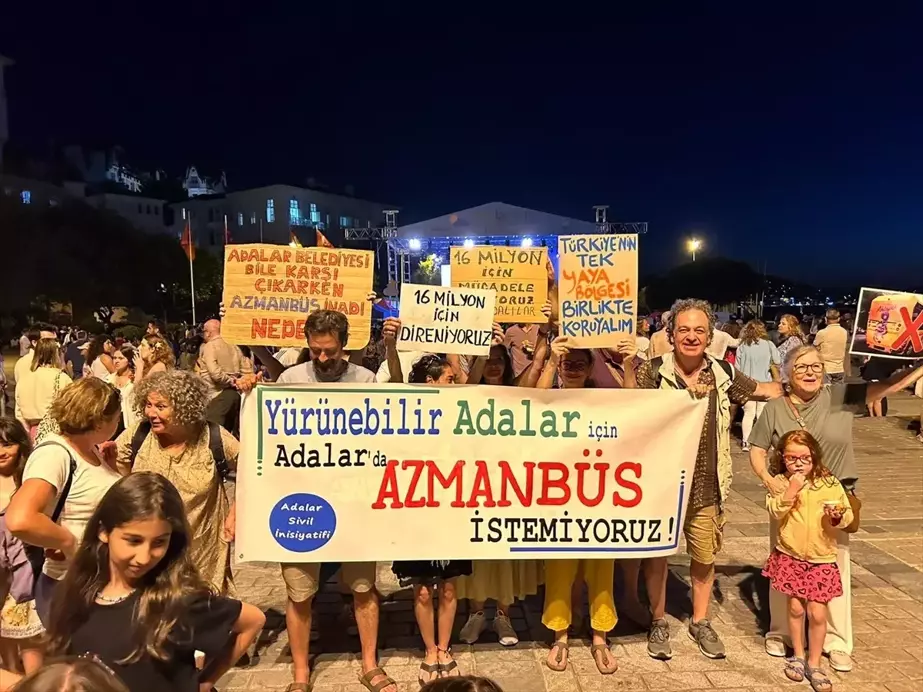 İETT'nin Büyükada'daki elektrikli minibüsleri caz festivalinde protesto edildi