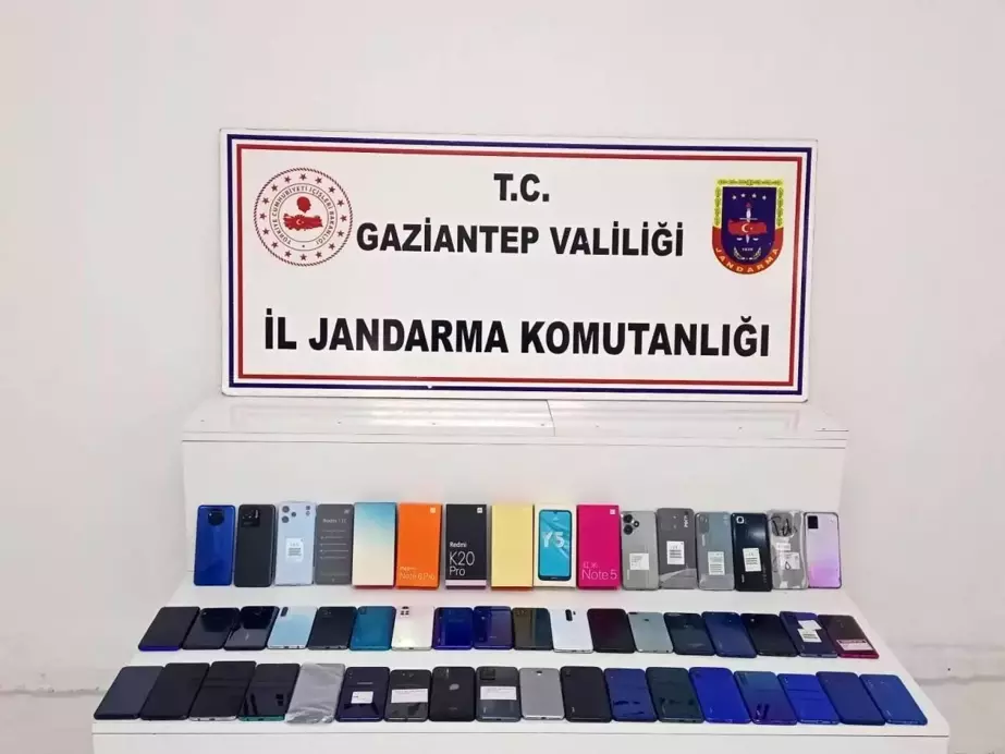 Gaziantep'te 2 İş Yerine Yapılan Operasyonda 2 Milyon TL Değerinde 103 Kaçak Cep Telefonu Ele Geçirildi