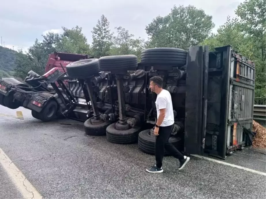 Sakarya'da yağışlı havada tır devrildi, uzun araç kuyrukları oluştu