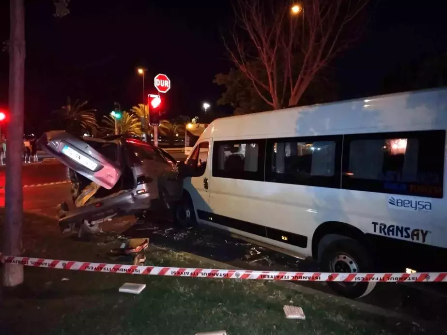 Kartal'da Otomobil Öğrenci Servisine Çarptı