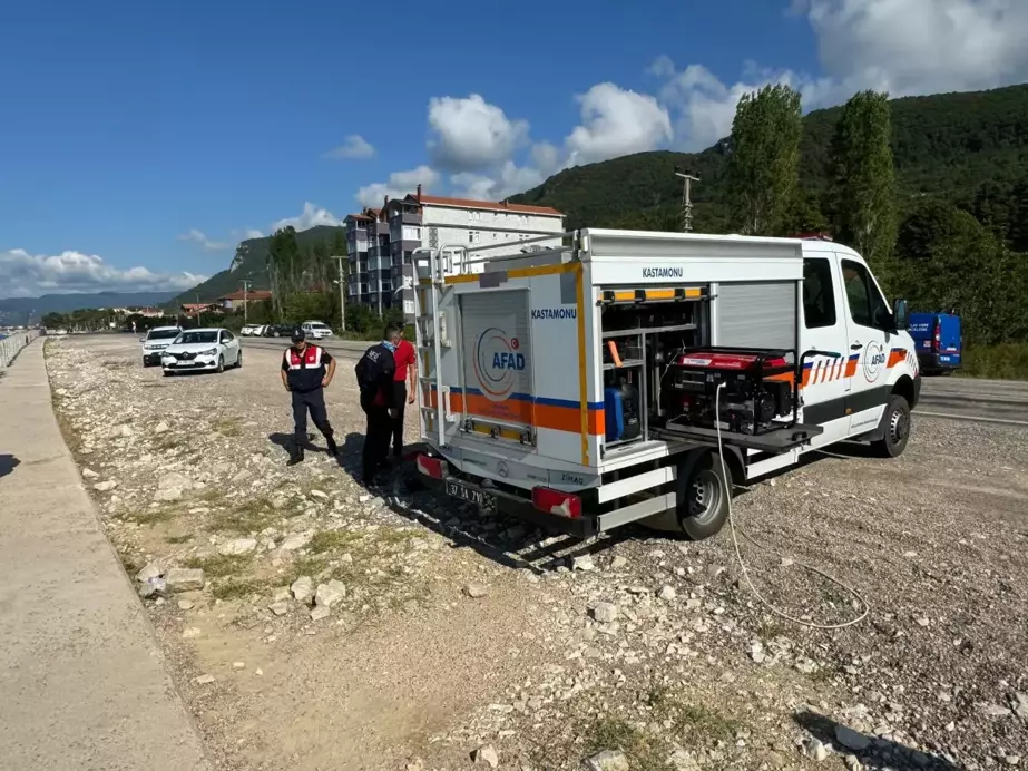 Kastamonu'da Fiber Tekne Batması: 3 Kişi Kayboldu