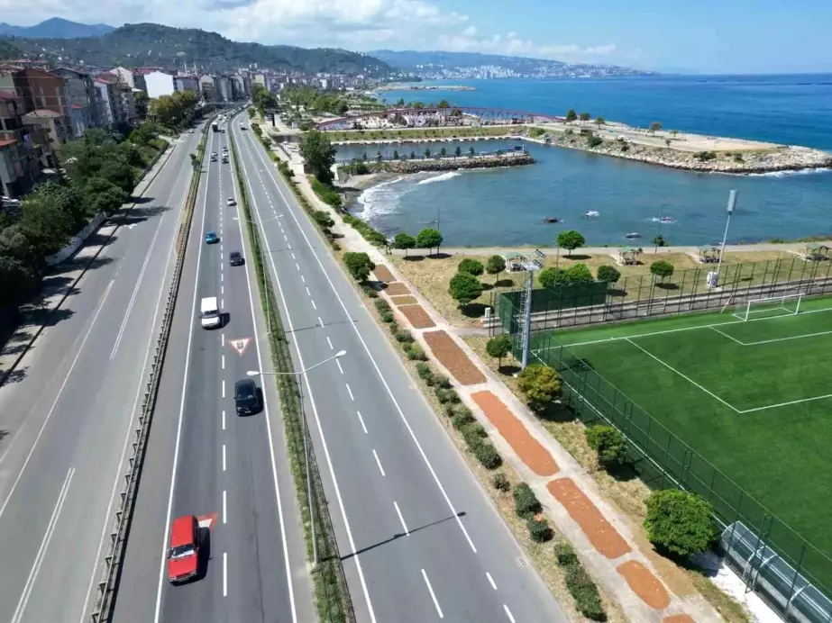 Trabzon'da Fındık Üreticileri Karadeniz Sahil Yolu'nu Harmana Çevirdi