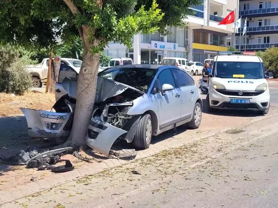 Antalya'da Otomobil Ağaca Çarptı, Sürücü Yara Almadan Kurtuldu