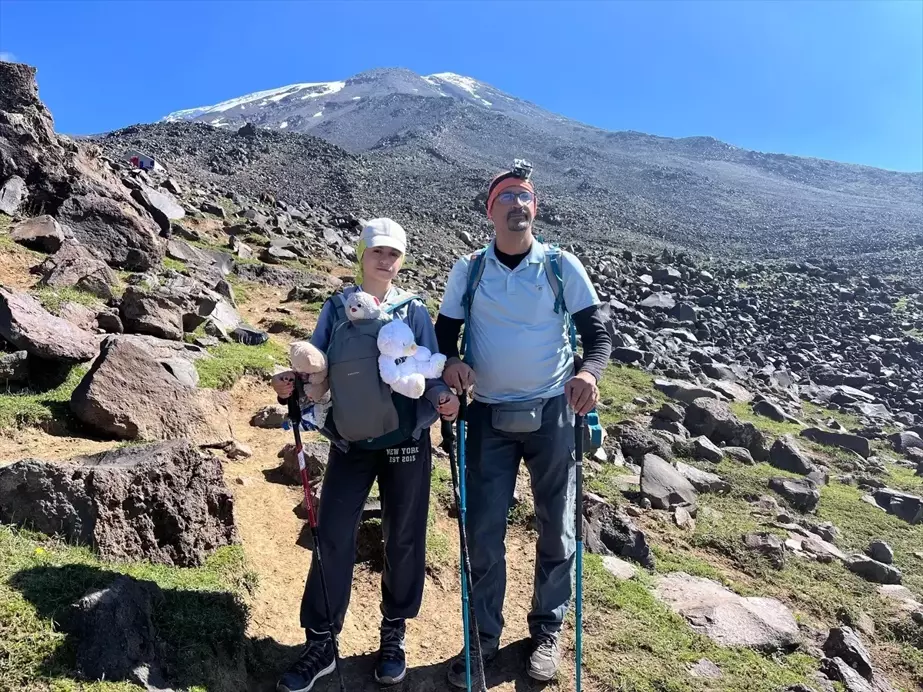 Ağrı Dağı'na oyuncak ayıcıklarla tırmanış