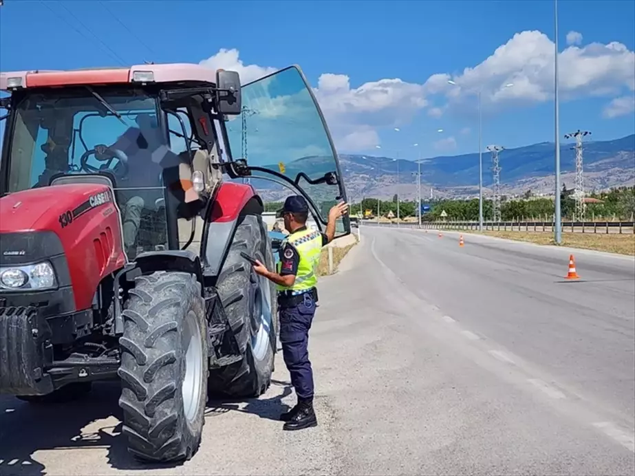 Amasya Merzifon'da yapılan trafik denetiminde 8 sürücüye para cezası uygulandı