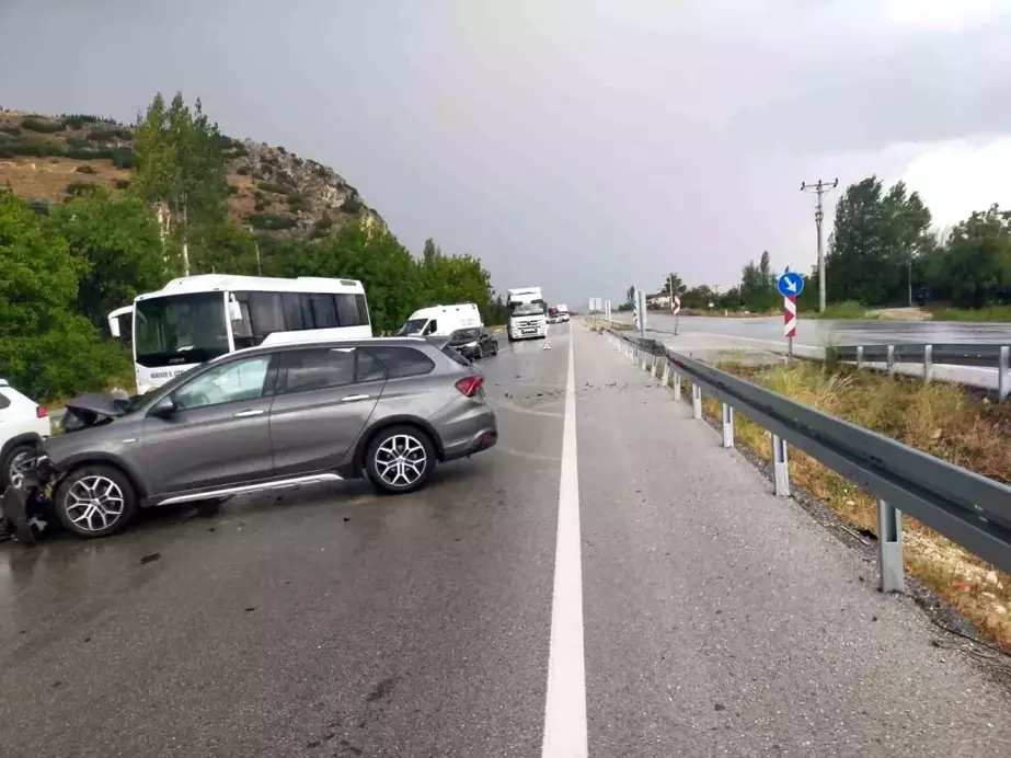 Burdur-Fethiye kara yolu Suludere mevkisinde kaza: 2'si çocuk 6 kişi yaralandı