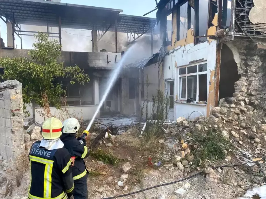 Hatay'da 2 katlı metruk binada çıkan yangın söndürüldü