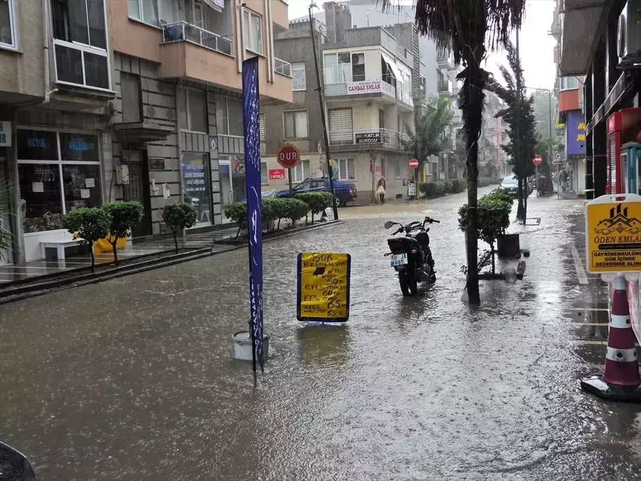 Erdek'te Sağanak Yağış Cadde ve Sokakları Göle Çevirdi