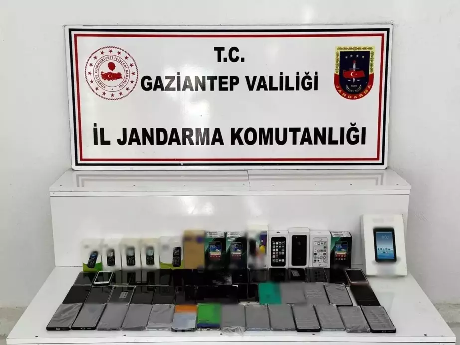 Gaziantep'te Kaçak Cep Telefonu Operasyonu: 1 Milyon TL Değerinde 56 Telefon Ele Geçirildi