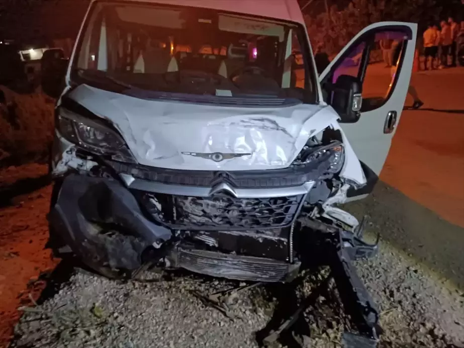 Alanya'da minibüsle çarpışan otomobilde 1 ölü, 2 yaralı