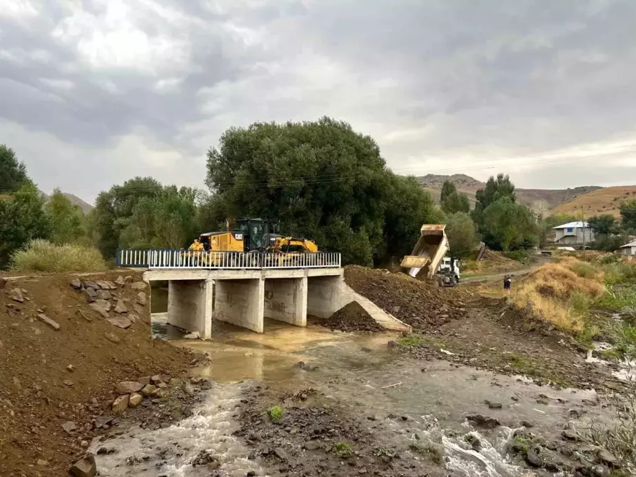 Ağrı'da Köy Yolları İyileştirildi