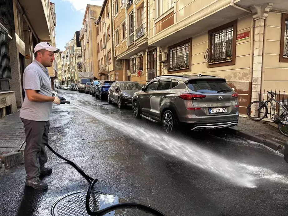 Kağıthane'de Sokak Yıkama Çalışmaları Devam Ediyor