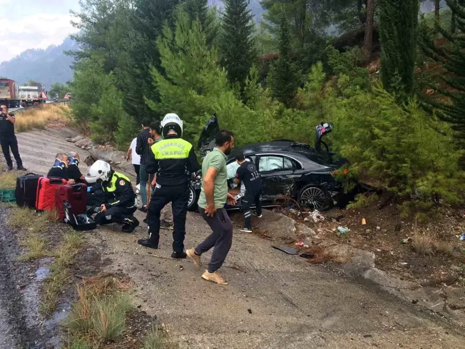 Burdur'da Kamyonla Çarpışan Otomobilde 3 Yaralı