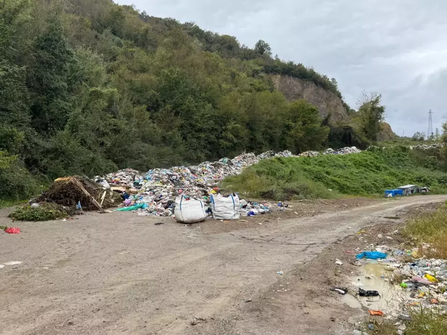 Bartın'da Vahşi Depolama Sorunu: Çöpler Yol Kenarına Döküldü