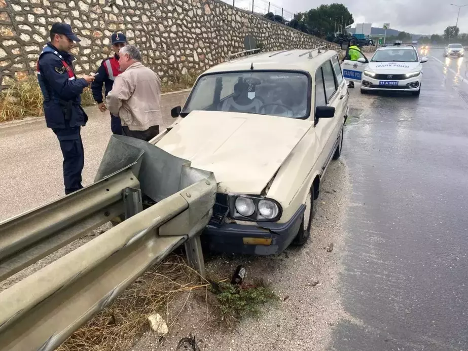 Bilecik'te Kontrolden Çıkan Araç Bariyerlere Çarptı: 1 Yaralı