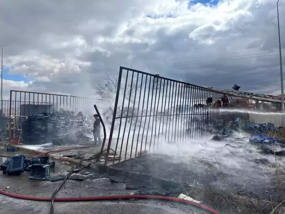 Kayseri'de Çıkan Ot Yangını İş Yerlerine Sıçramadan Kontrol Altına Alındı