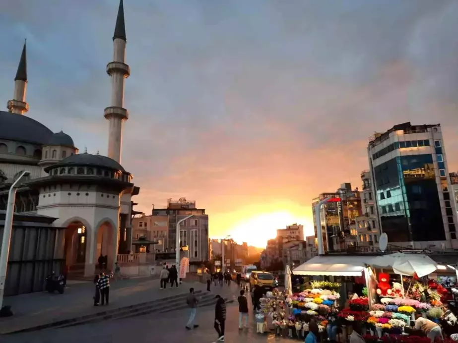 İstanbul'da Yağmur Sonrası Gökkuşağı Görsel Şölen Yarattı