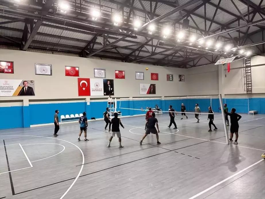 Öğretmenler Günü Voleybol Turnuvası Çağlayancerit'te Başladı