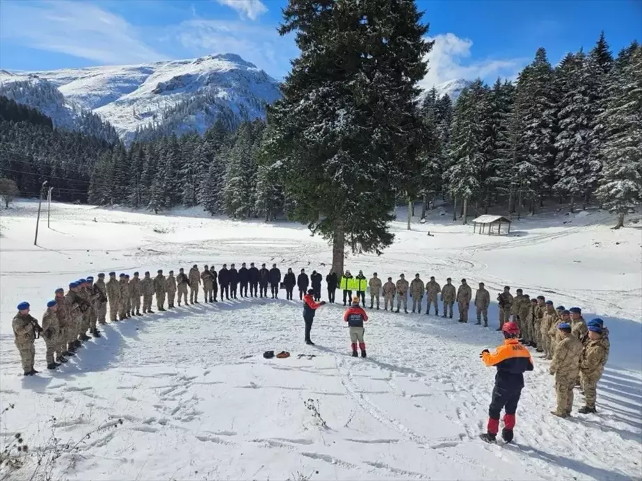 Artvin'de Jandarmaya Çığ Felaketleri İçin Arama Kurtarma Eğitimi