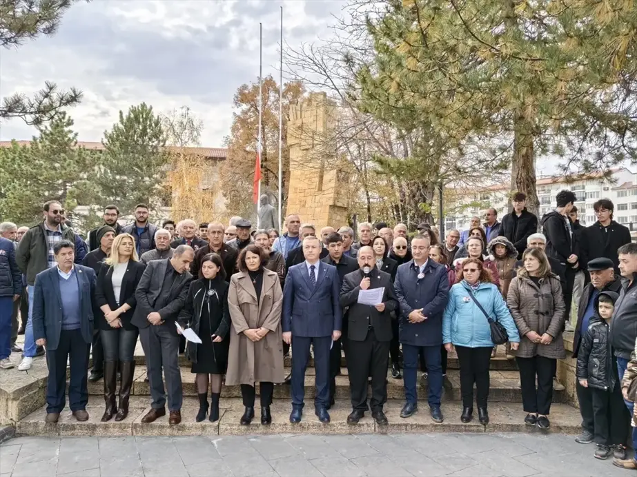 Atatürk'ün Anısına Saygı: CHP Sivas İl Başkanlığı Çelenk Sundı