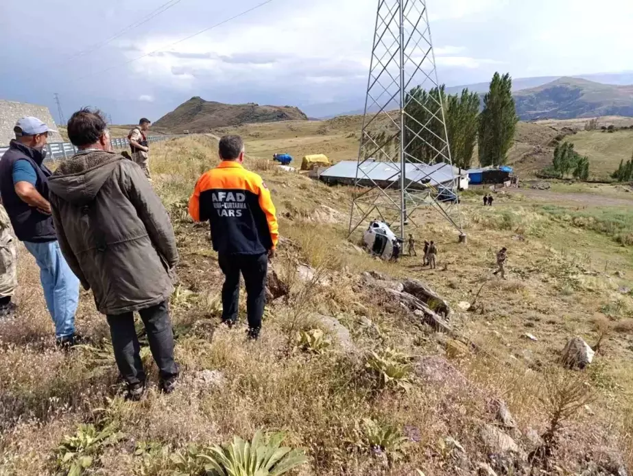 Kağızman'da Otomobil Şarampole Uçtu, 4 Kişi Yaralandı