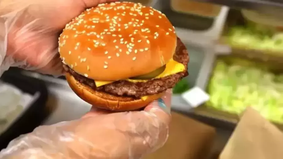 McDonald's hamburgerindeki bakteri can almıştı: Hasta sayısı giderek yükseliyor