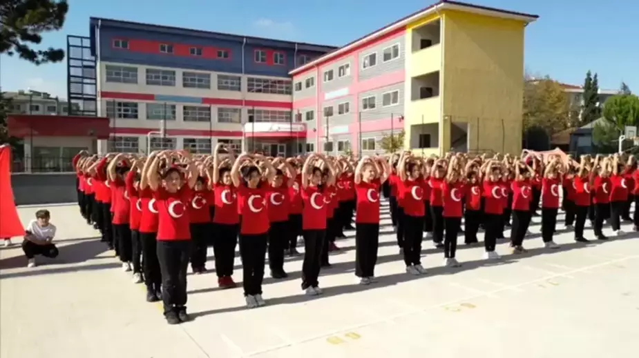 Düzce'de Fatih Ortaokulu Öğrencilerinden Cumhuriyet Korosu