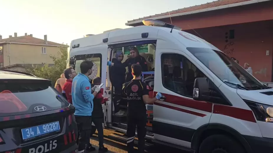 Maltepe'de Minibüs TIR'a Çarptı: 8 Yaralı