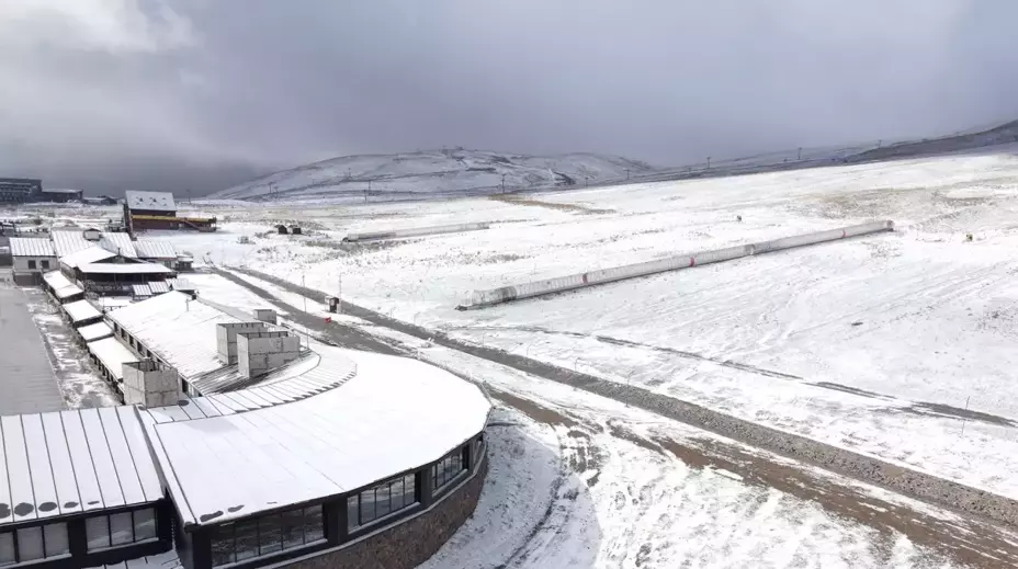 Erciyes Kayak Merkezi'ne Mevsimin İlk Karı Düştü