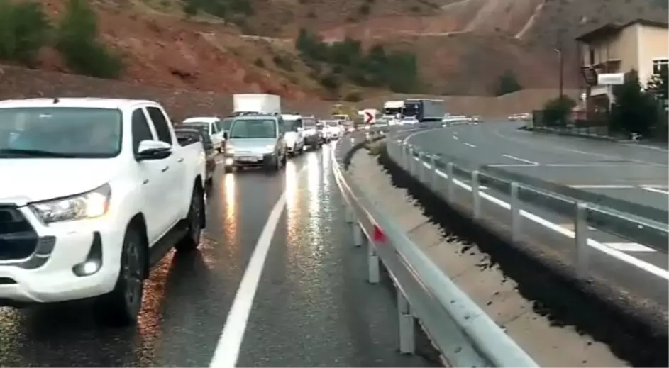 Gümüşhane'de Şiddetli Yağış Sonucu Su Baskınları ve Ulaşım Sorunu