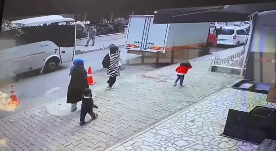 Küçükçekmece'de Midibüs, Bahçe Duvarını Aşarak Binaya Çarptı