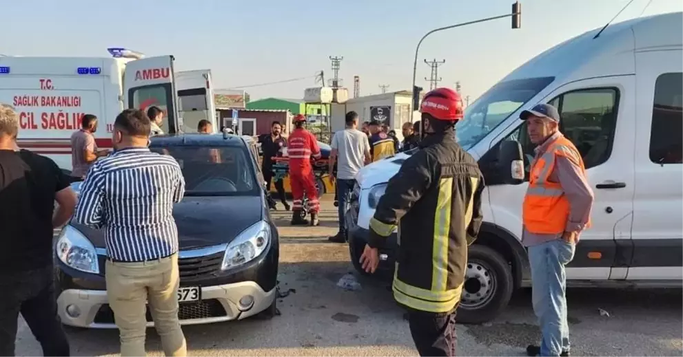 Hatay'da Minibüs-Otomobil Çarpışmasında 5 Yaralı