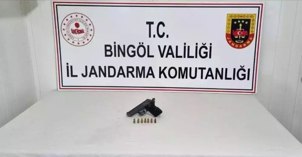 Bingöl'de Yol Kontrolünde Ruhsatsız Tabancalar Ele Geçirildi